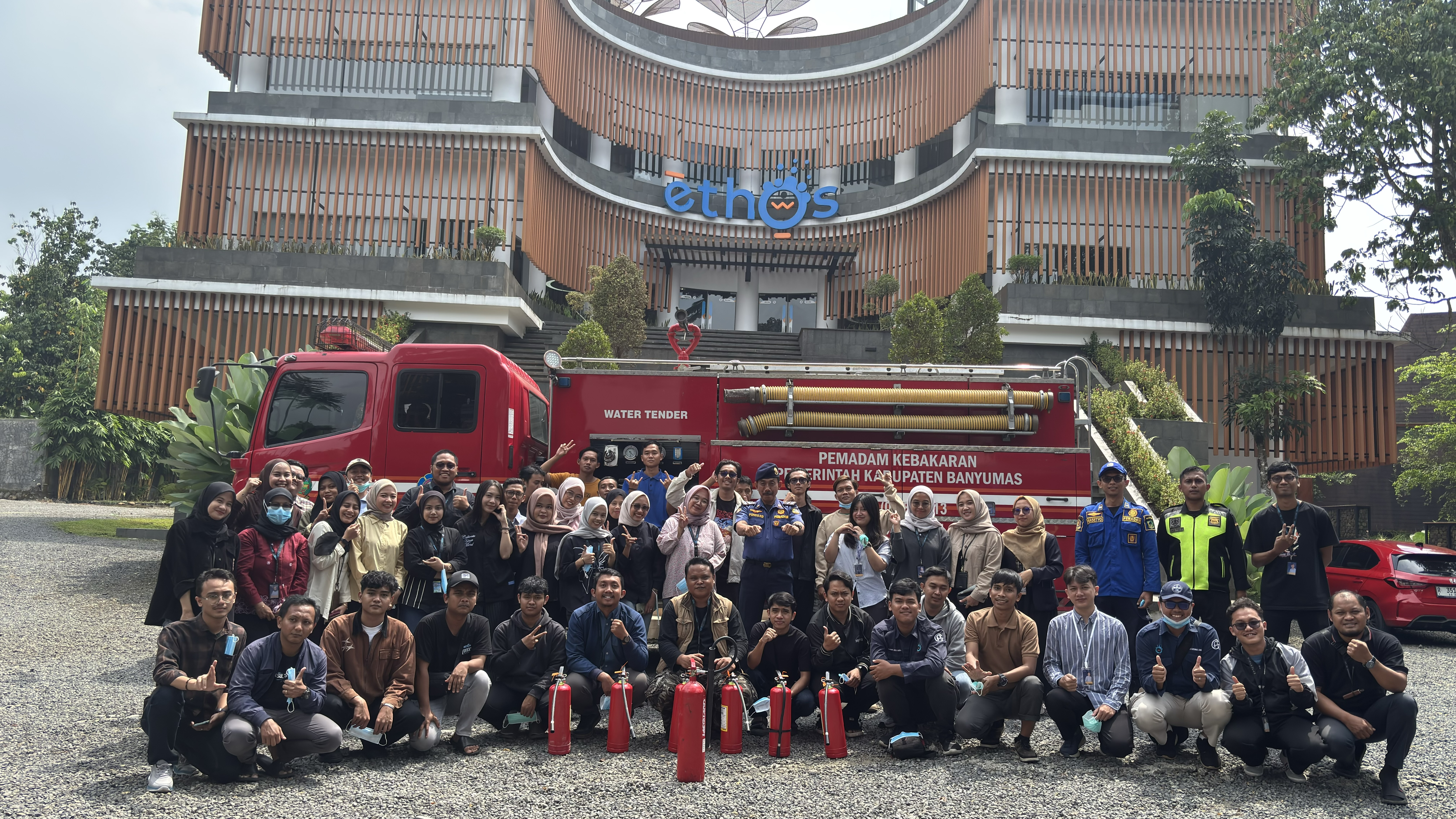 Tingkatkan Kewaspadaan, Karyawan PT Etos Kreatif Indonesia Simulasi Prosedur Emergency dan Pemadaman Api