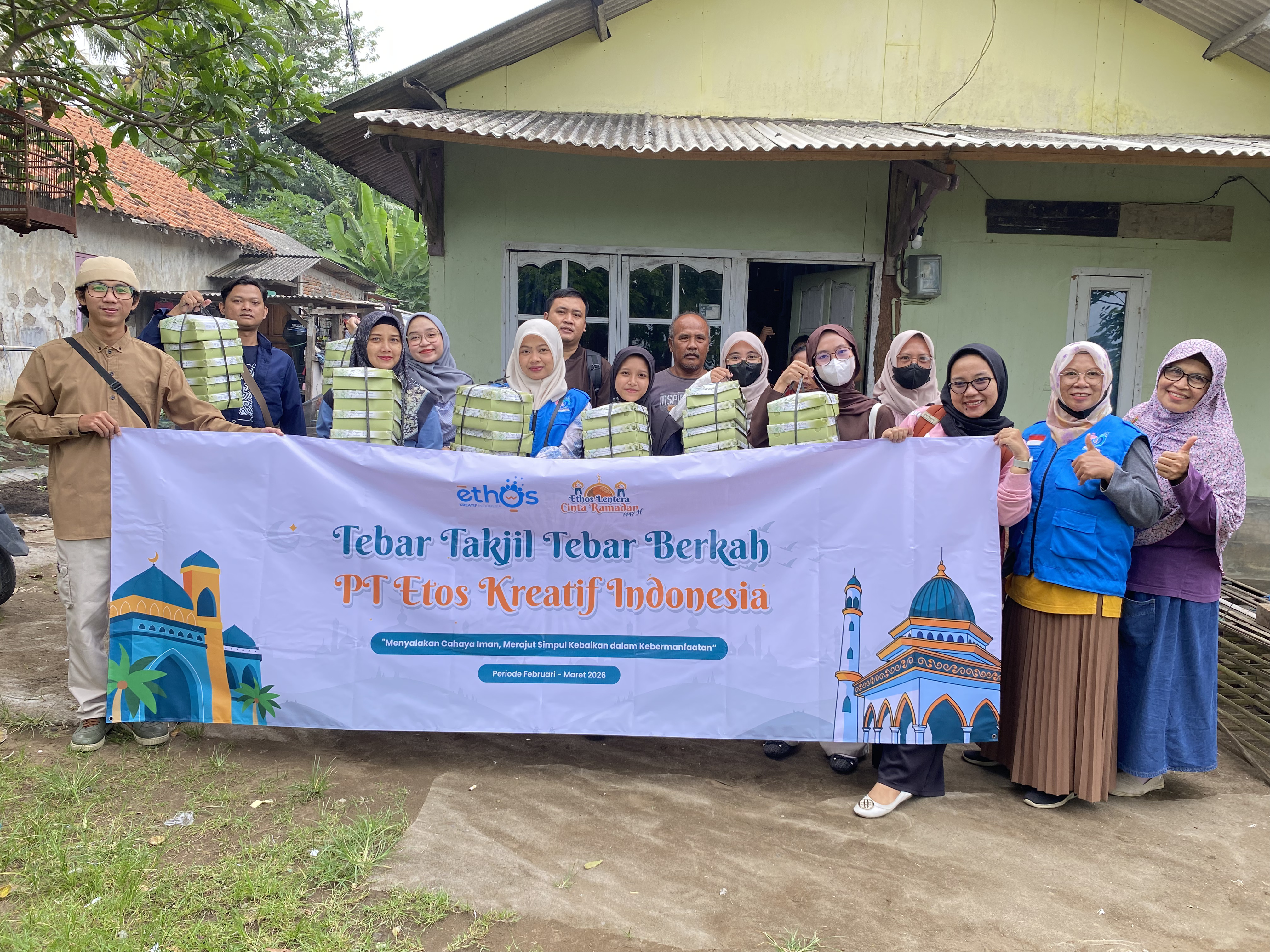 Kegiatan Sosial Ethos dan Amal Bunda: Tebar Takjil untuk Warga Cilacap